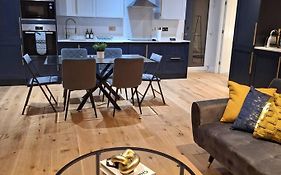 Home At Highgrove - Private Garden & Parking