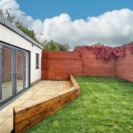 Home At Highgrove - Private Garden & Parking Reading Exterior photo