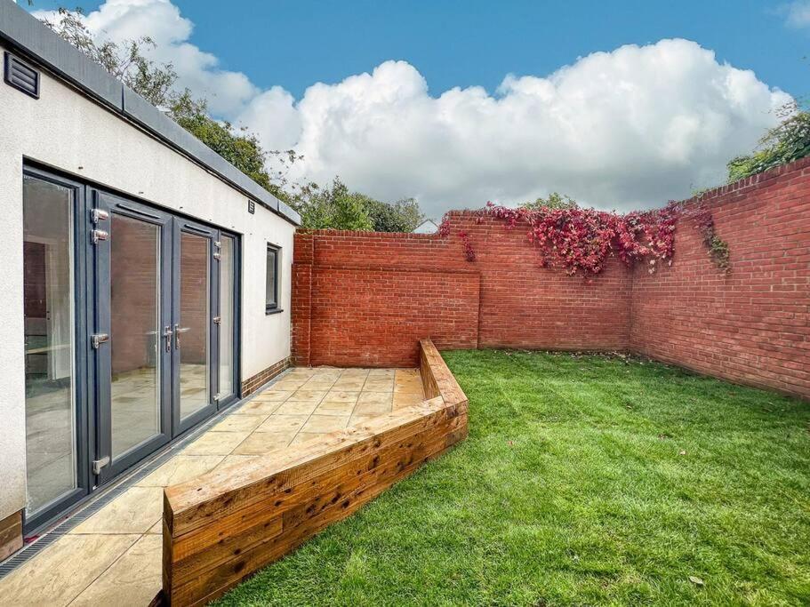Home At Highgrove - Private Garden & Parking Reading Exterior photo